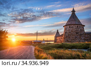 Каменные башни Соловецкого монастыря и солнце (2020 год). Стоковое фото, фотограф Baturina Yuliya / Фотобанк Лори