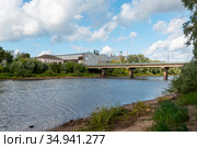 Автомобильный мост через реку Полисть. Старая Русса, Новгородская область (2020 год). Редакционное фото, фотограф Александр Щепин / Фотобанк Лори