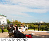 Стрижка топором. Празднование Дня города на Спасском холме. Город Владимир (2019 год). Редакционное фото, фотограф Макаров Алексей / Фотобанк Лори
