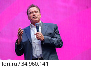 Arnold Schwarzenegger, famous actor, politician and businessman, speaks at a business forum (2019 год). Редакционное фото, фотограф Антон Гвоздиков / Фотобанк Лори