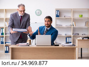 Two male colleagues working in the office. Стоковое фото, фотограф Elnur / Фотобанк Лори