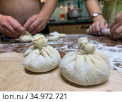 Грузин с Грузинкой лепят Хинкали (пельмени по Грузински) Стоковое фото, фотограф Кузнецов Максим / Фотобанк Лори