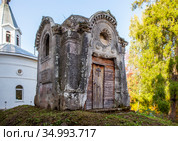 Каменная часовня-склеп над могилой А.Ф. Половцевой (урождённой Татищевой). Иоанно-Богословский Череменецкий мужской монастырь. Череменец. Лужский район, Ленинградская область (2020 год). Стоковое фото, фотограф Сергей Афанасьев / Фотобанк Лори