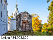 Каменная часовня-склеп над могилой А.Ф.Половцевой (урождённой Татищевой). Иоанно-Богословский Череменецкий мужской монастырь. Череменец. Лужский район, Ленинградская область (2020 год). Стоковое фото, фотограф Сергей Афанасьев / Фотобанк Лори