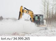 Расчистка земельных участков от кустарника. Кусторез Promac 36 BT RSMDC на базе CAT312 DL в работе. Clearing of land plots from bushes. Promac 36 BT RSMDC brush cutter mount on CAT312 DL at work. Стоковое фото, фотограф Евгений Романов / Фотобанк Лори