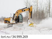 Расчистка земельных участков от кустарника. Кусторез Promac 36 BT RSMDC на базе CAT312 DL в работе. Clearing of land plots from bushes. Promac 36 BT RSMDC brush cutter mount on CAT312 DL at work. Стоковое фото, фотограф Евгений Романов / Фотобанк Лори