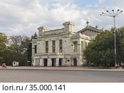 Крым. Евпатория.Здания Евпаторийского театра имени Пушкина (2020 год). Редакционное фото, фотограф Литвяк Игорь / Фотобанк Лори