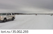Движение по зимней дороге в метель. Автомобили Toyota и ГАЗ (Соболь). Traffic on the winter road in a snowstorm. Toyota and GAZ (Sable) cars. (2013 год). Редакционное видео, видеограф Евгений Романов / Фотобанк Лори