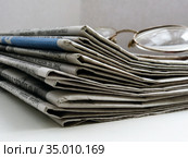 Стопка газет  и очки на светлом фоне. Стоковое фото, фотограф Татьяна Т / Фотобанк Лори
