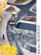 Tyumen, Russia, September 20, 2020: Laying of pavement in the courtyard of residential buildings. Редакционное фото, фотограф Землянникова Вероника / Фотобанк Лори