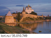 Вид на  Псковский кремль июльским  вечером. Россия, Псков (2020 год). Редакционное фото, фотограф Виктор Карасев / Фотобанк Лори