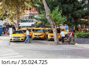 Parking area with lot of yellow cabs. Special parking place for taxi cars is in centre. Taxi service is in Alanya city. Alanya, Turkey (2020 год). Редакционное фото, фотограф Кекяляйнен Андрей / Фотобанк Лори