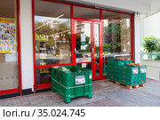 The Sok grocery store is in downtown of city. The entrance. The SOK Markets was established by the Migros Ticaret as small convenient shop chain. Alanya, Turkey (2020 год). Редакционное фото, фотограф Кекяляйнен Андрей / Фотобанк Лори