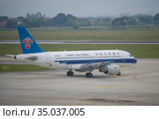 Самолет Airbus A319 (B-6209) авиакомпании China Southern в аэропорту Нойбай пасмурным утром. Ханой, Вьетнам (2016 год). Редакционное фото, фотограф Виктор Карасев / Фотобанк Лори