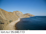 Seashore sandwiched into a bay by rocks (2020 год). Стоковое фото, фотограф Антон Соваренко / Фотобанк Лори