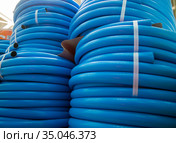 Бухты с новыми поливочными шлангами синего цвета. Стоковое фото, фотограф Вячеслав Палес / Фотобанк Лори
