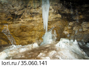 Icicles and ice with snow in the grotto at the entrance to the old quarries for mining. Стоковое фото, фотограф Акиньшин Владимир / Фотобанк Лори