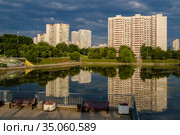 Москва, Чертаново Северное, Малый Чертановский пруд ранним утром (2020 год). Стоковое фото, фотограф glokaya_kuzdra / Фотобанк Лори