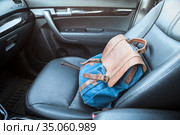 Handbag lying on front passenger seat of car, nobody. Стоковое фото, фотограф Кекяляйнен Андрей / Фотобанк Лори