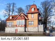 Частный дом и Ekesparre Boutique Hotel у замка Курессааре, остров Сааремаа, Эстония (2018 год). Редакционное фото, фотограф Кекяляйнен Андрей / Фотобанк Лори