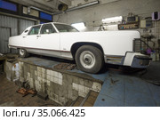 Полноразмерный американский седан Lincoln Continental Town Car в старом автосервисе (2020 год). Редакционное фото, фотограф Виктор Карасев / Фотобанк Лори