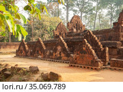 Wall of temple Banteay Srei (2013 год). Стоковое фото, фотограф Юлия Бабкина / Фотобанк Лори