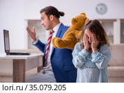 Girl bothering young father during working from house in pandemi. Стоковое фото, фотограф Elnur / Фотобанк Лори