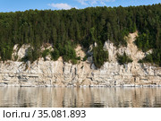 Cliffed coast of the Kama reservoir, chalk shore rocks overgrown with forest. Стоковое фото, фотограф Евгений Харитонов / Фотобанк Лори