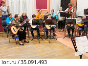 Classical music concert for parents is in Russian children music school. Boys and girls with adults play quitar together (2020 год). Редакционное фото, фотограф Кекяляйнен Андрей / Фотобанк Лори
