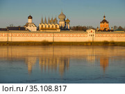 Солнечный декабрьский вечер у Тихвинского Богородичного Успенского монастыря. Ленинградская область, Россия (2020 год). Стоковое фото, фотограф Виктор Карасев / Фотобанк Лори