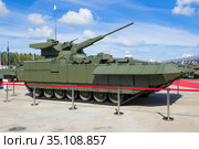 Вид сбоку на боевую машину пехоты "Армата" Т-15 с боевым модулем "Кинжал" . Парк Патриот, Московская область (2020 год). Редакционное фото, фотограф Виктор Карасев / Фотобанк Лори