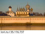 Купола Тихвинского Богородичного Успенского монастыря в свете вечерного солнца декбрьским вечером. Ленинградская область, Россия (2020 год). Стоковое фото, фотограф Виктор Карасев / Фотобанк Лори