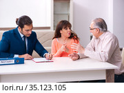 Young male lawyer, old man and his granddaughter in testament co. Стоковое фото, фотограф Elnur / Фотобанк Лори