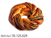 Sweet Bread Wreath isolated on white background. Honey brioche garland with dried berries and nuts. Holiday recipes. Braided Bread. Cinnamon Twist Bread Wreath. Christmas Wreath Bread. Стоковое фото, фотограф Nataliia Zhekova / Фотобанк Лори
