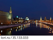 View of the night winter Moscow with the Moscow river, Sofiyskaya and Kremlevskaya embankments. Russia (2012 год). Стоковое фото, фотограф Наталья Волкова / Фотобанк Лори
