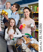 Happy family with two daughters purchasing yoghurts. Стоковое фото, фотограф Яков Филимонов / Фотобанк Лори