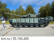 Основной танк российской армии Т-72Б3с улучшенными боевыми характеристиками на международном военном форуме "Армия-2020". Вид сбоку. Редакционное фото, фотограф Виктор Карасев / Фотобанк Лори