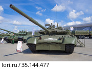 Российский газотурбинный танк Т-80БВМ на международном военном форуме "Армия-2020". Парк Патриот. Редакционное фото, фотограф Виктор Карасев / Фотобанк Лори