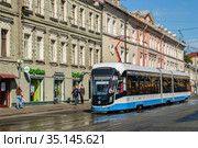 Москва, современный трамвай на Бауманской улице (2020 год). Редакционное фото, фотограф glokaya_kuzdra / Фотобанк Лори