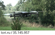 Летящий квадрокоптер DJI Mavic 2 Pro крупным планом (2020 год). Редакционное видео, видеограф Виктор Карасев / Фотобанк Лори