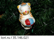Тигренок с мячом - советская елочная игрушка из пенопласта. Стоковое фото, фотограф Елена Орлова / Фотобанк Лори