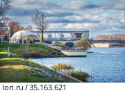 Набережная реки Волги и вид на Музей ГЭС в Угличе (2020 год). Стоковое фото, фотограф Baturina Yuliya / Фотобанк Лори