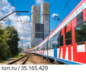 Москва, электропоезд "Иволга" МЦД на фоне жилого комплекса D1 (2020 год). Редакционное фото, фотограф glokaya_kuzdra / Фотобанк Лори