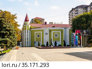 Дагестанский государственный театр кукол. Проспект Расула Гамзатова. Махачкала. Республика Дагестан (2020 год). Редакционное фото, фотограф Сергей Афанасьев / Фотобанк Лори