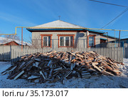 Горбыль на дрова. Большие запасы для частного дома. Стоковое фото, фотограф Анатолий Матвейчук / Фотобанк Лори