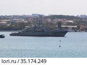 Сторожевой корабль "Пытливый" на параде в честь Дня ВМФ в Севастопольской бухте, Крым (2020 год). Редакционное фото, фотограф Николай Мухорин / Фотобанк Лори