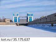 Floodgate and dam on Ob Sea in winter season. Novosibirsk, Siberia, Russia (2020 год). Редакционное фото, фотограф Сергей Пристяжнюк (Serg Zastavkin) / Фотобанк Лори