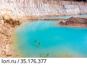 beautiful turquoise color of water in a kaolin quarry near the city of Kyshtym, Chelyabinsk region in Russia. Стоковое фото, фотограф Акиньшин Владимир / Фотобанк Лори