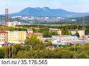 the city of Zlatoust in the Chelyabinsk region against the background of the Taganay national park on a summer sunny day. Стоковое фото, фотограф Акиньшин Владимир / Фотобанк Лори