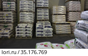 Pallets with organic and mineral fertilisers in bags for sale at warehouse store (2019 год). Редакционное видео, видеограф Яков Филимонов / Фотобанк Лори